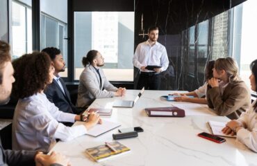 Explorando o impacto da comunicação empresarial no sucesso organizacional e na construção de relações duradouras.