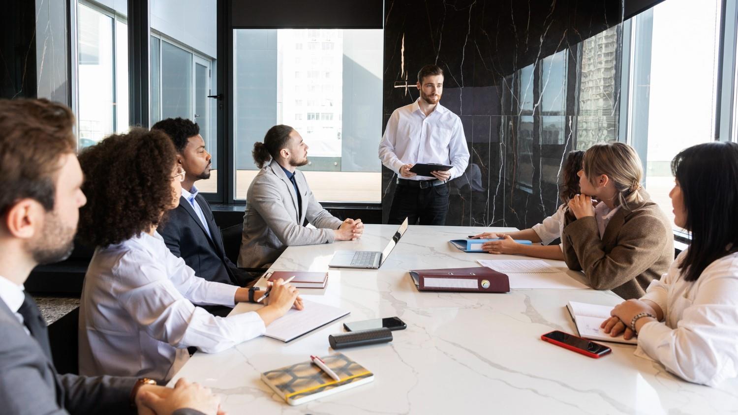 Explorando o impacto da comunicação empresarial no sucesso organizacional e na construção de relações duradouras.