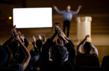 Descubra como a comunicação persuasiva pode transformar suas interações, influenciando positivamente negócios e relações pessoais.